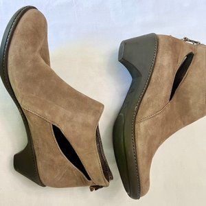Dansko Tan Suede Leather Ankle Cut Out Taupe Size 8.5 Boots/Booties